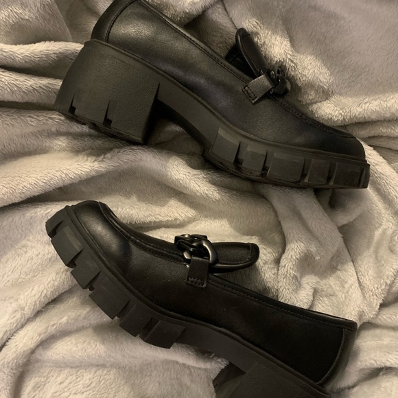 NEW, NEVER WORN Steve Madden platform loafer with black buckle embellishment - Picture 6 of 8